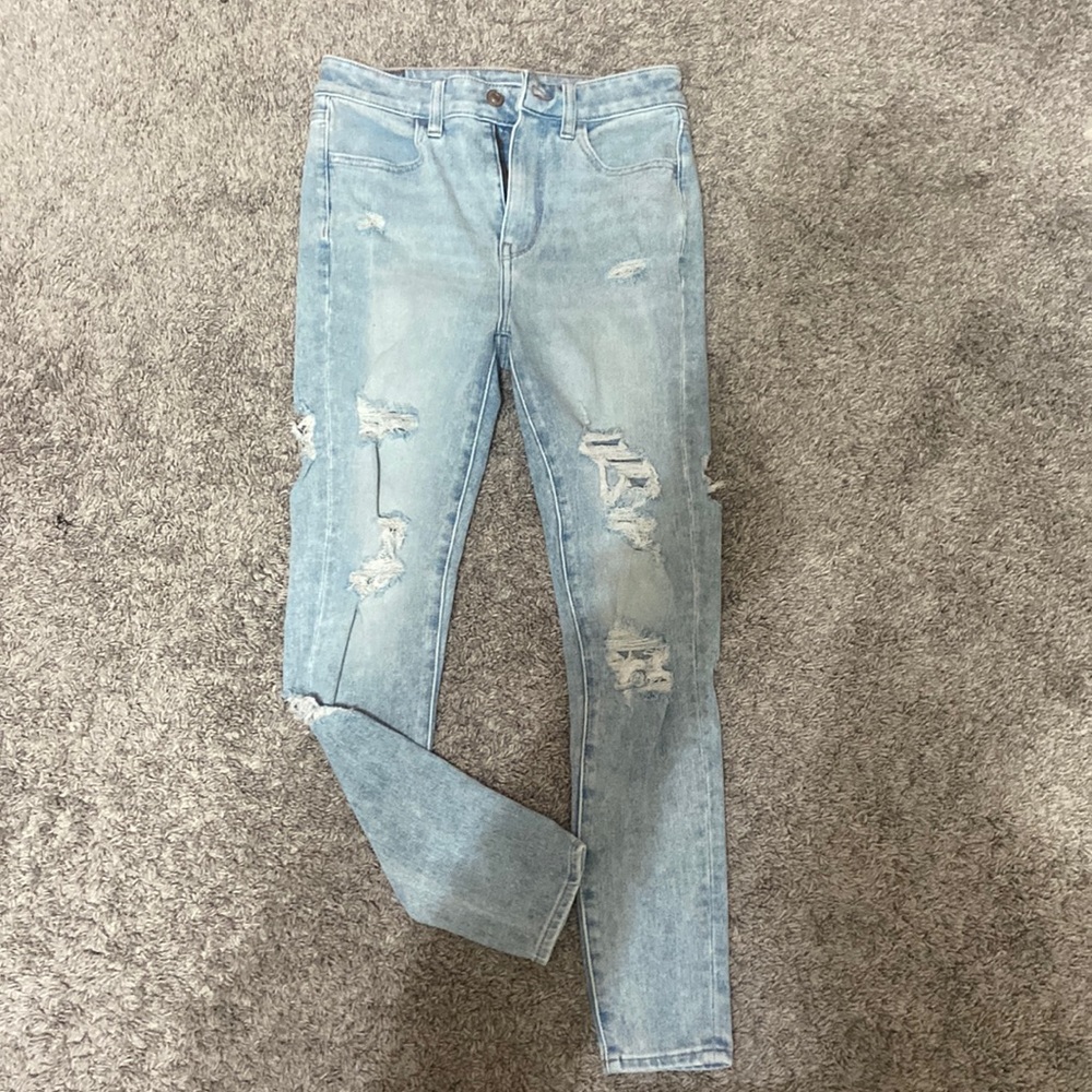 Light wash American Eagle ripped skinny jean